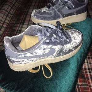 Ladies Nike Air Force 1 LV8